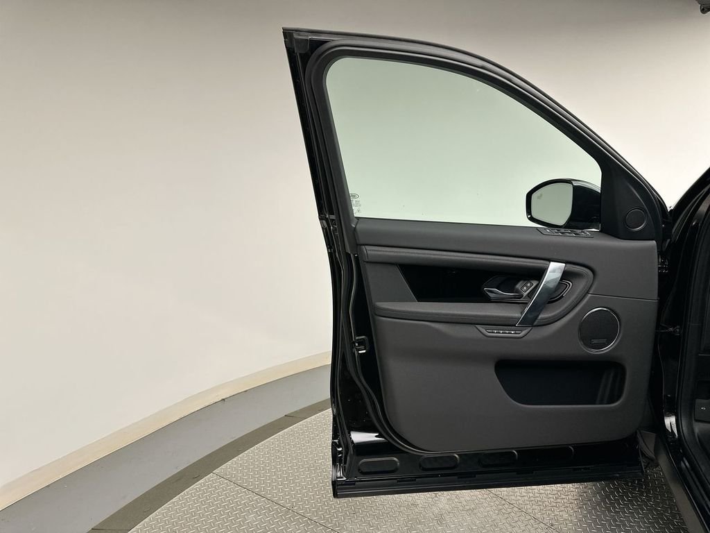 Used 2025 Santorini Black Metallic Land Rover S image 7
