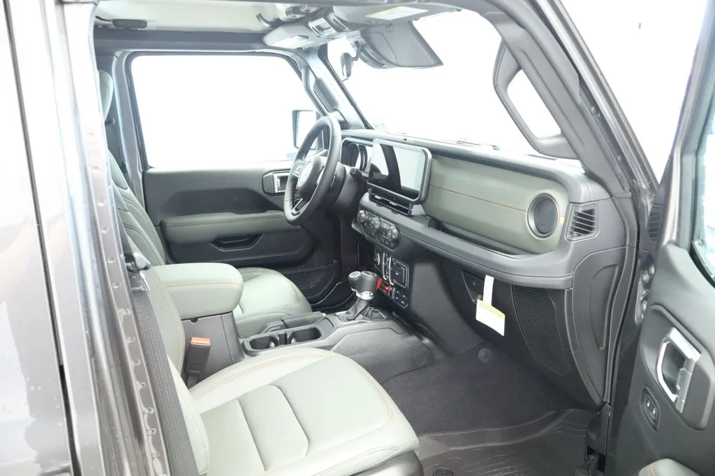New 2026 Granite Crystal Metallic Clearcoat Jeep Mojave image 24