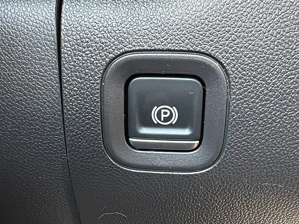 Used 2025 Summit White Chevrolet  image 21