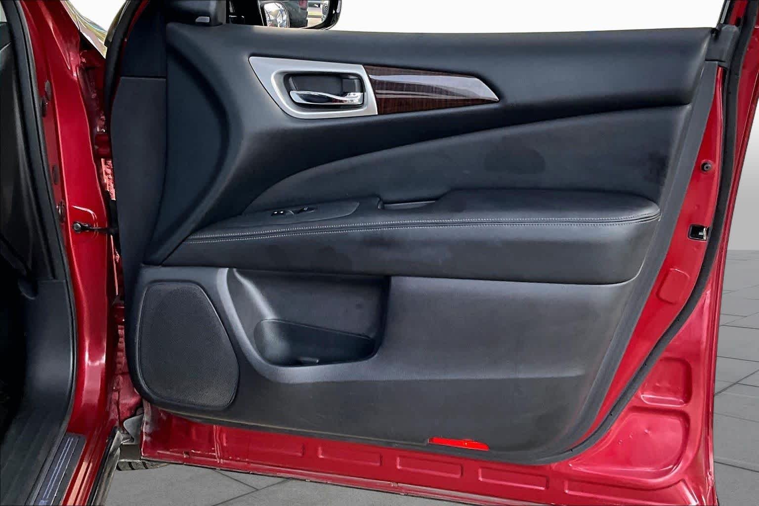 Used 2015 Cayenne Red Nissan SL image 22