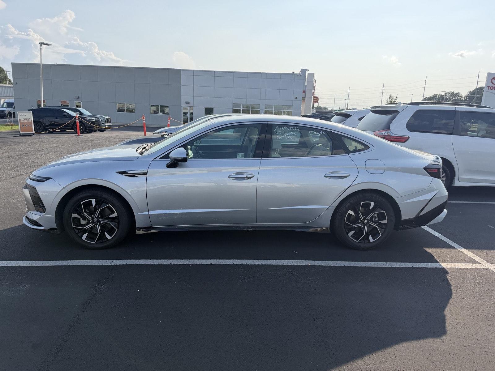Used 2025 Aero Silver Hyundai SEL image 6