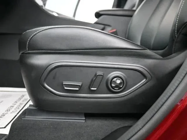 New 2025 Velvet Red Pearl-Coat Exterior Paint Jeep Limited image 11
