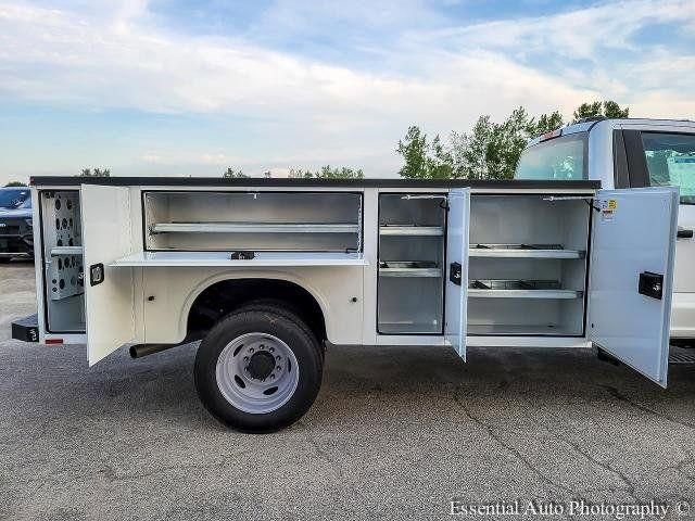 New 2025 Oxford White Ford F-550® XL image 51