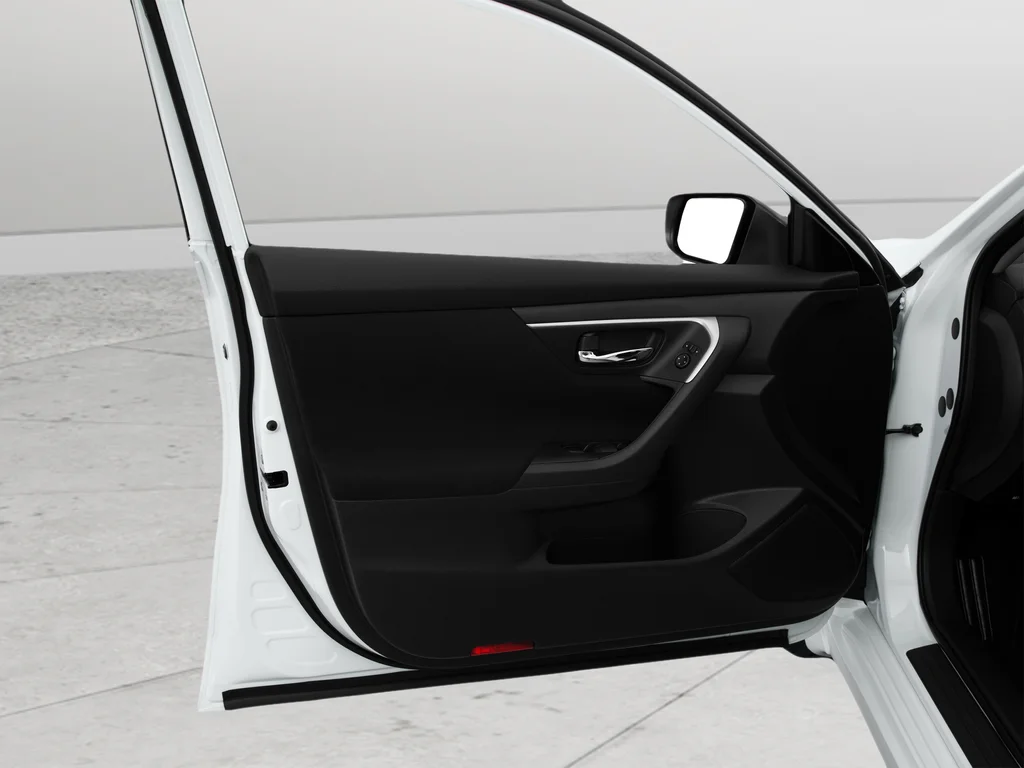 Used 2015 White Nissan 2.5 S image 12