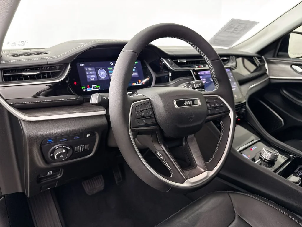 Used 2022 White Jeep 4xe image 9