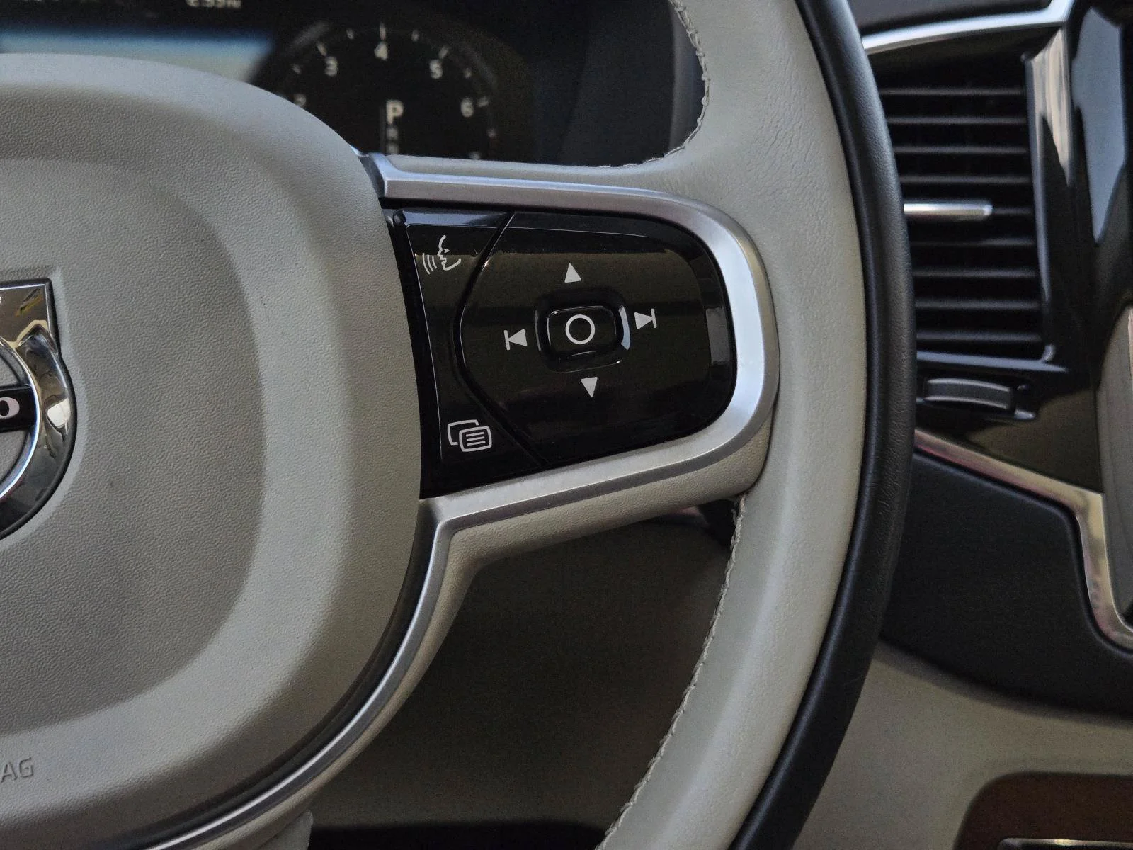Used 2019 Crystal White Pearl Volvo Inscription image 17