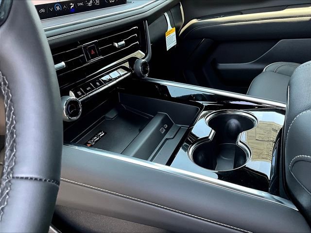 2025 Chevrolet Suburban Premier - Photo 12