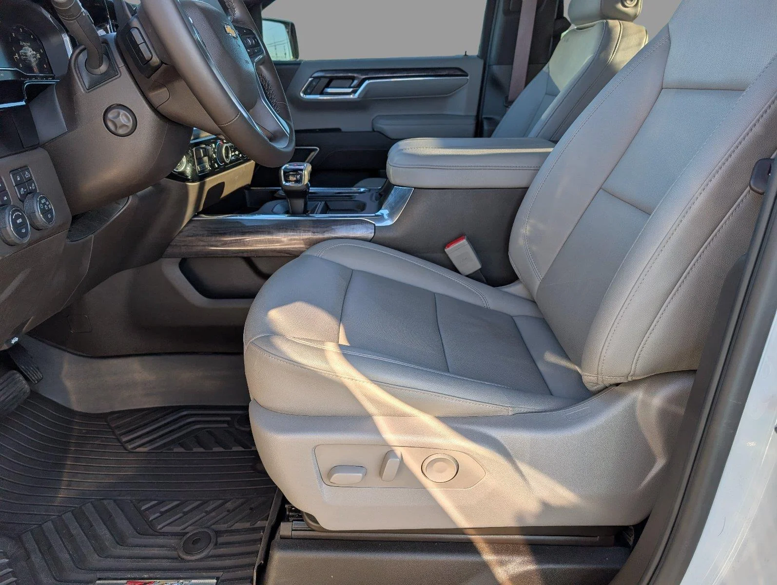 Used 2024 Iridescent Pearl Tricoat Chevrolet LTZ image 3
