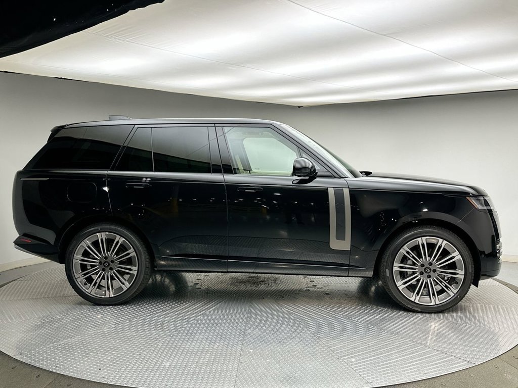 New 2027 Santorini Black Land Rover SE image 4