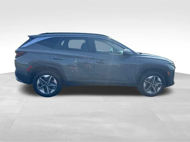 Used 2025  Hyundai SEL image 7
