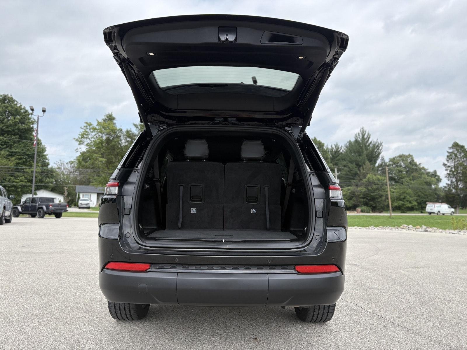 Used 2023 Diamond Black Crystal Pearlcoat Jeep Altitude image 16