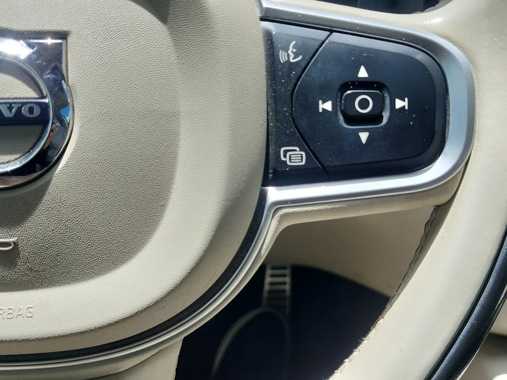Used 2018 Electric Silver Metallic Volvo Momentum image 21