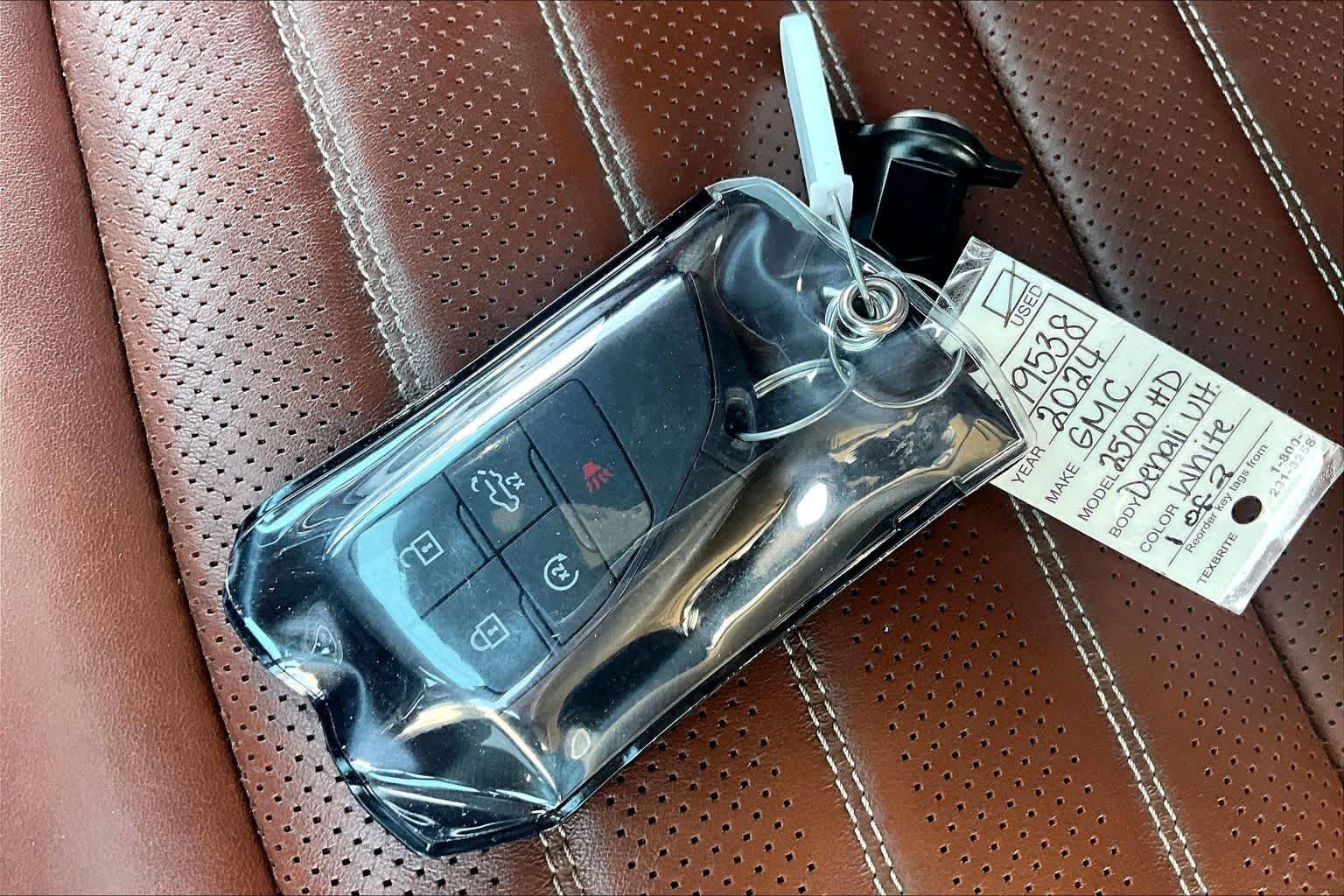 Used 2024 White Frost Tricoat GMC Denali Ultimate image 15