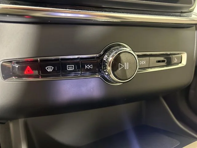 2025 Volvo XC90 Core - Photo 30