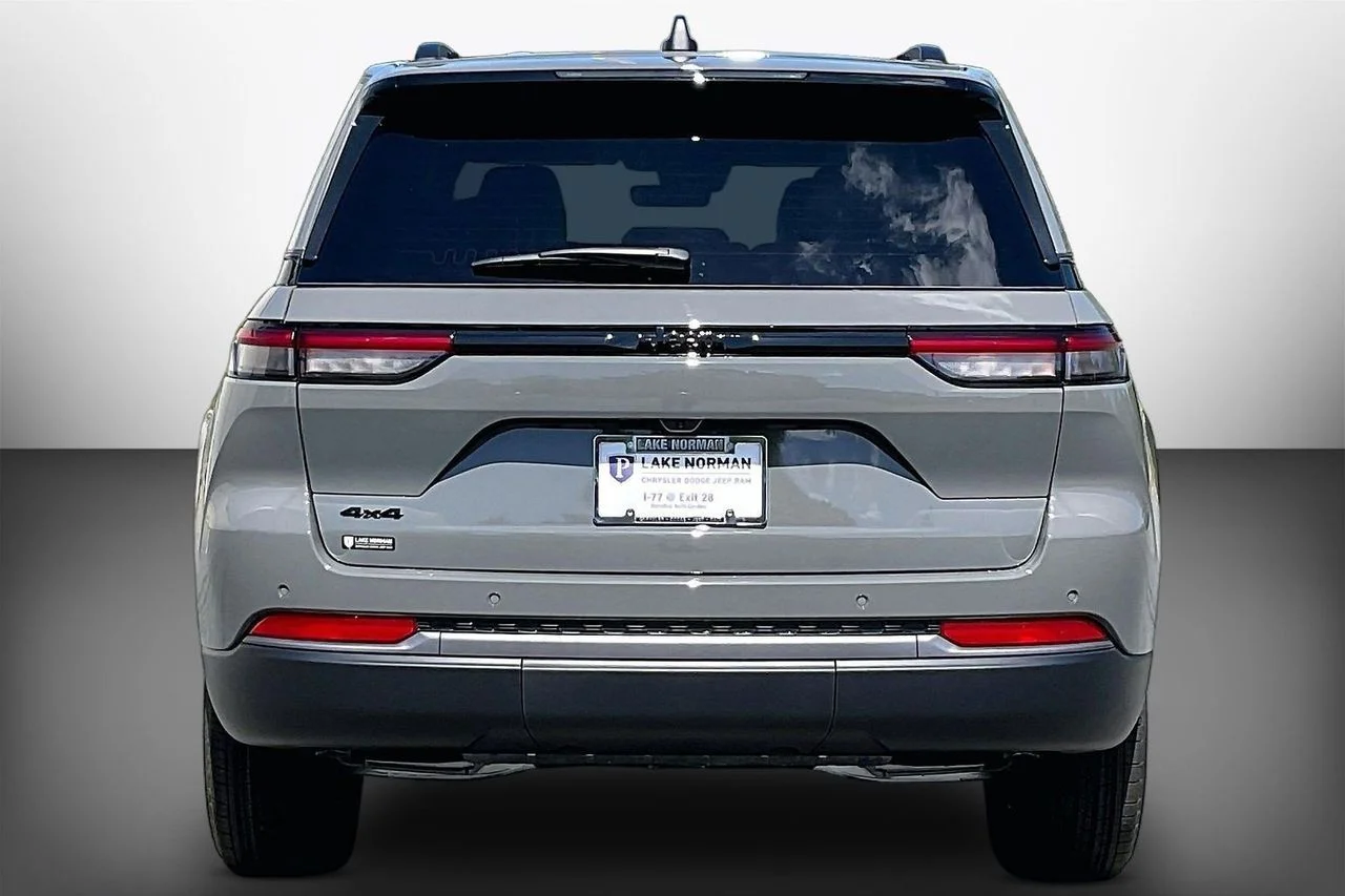 New 2027 Sting-Gray Clear-Coat Paint Jeep Altitude image 7