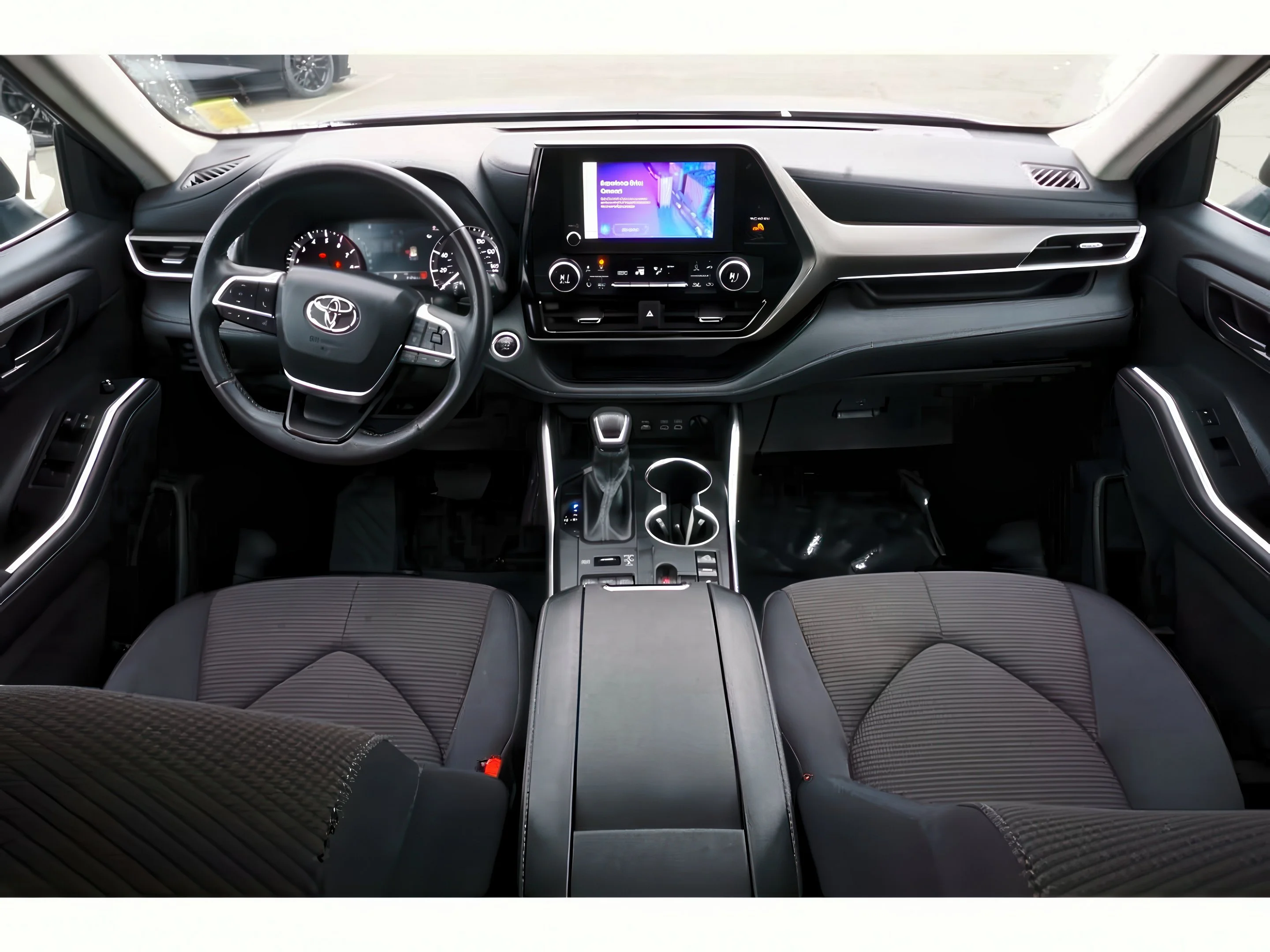 2024 Toyota Highlander LE - Photo 12