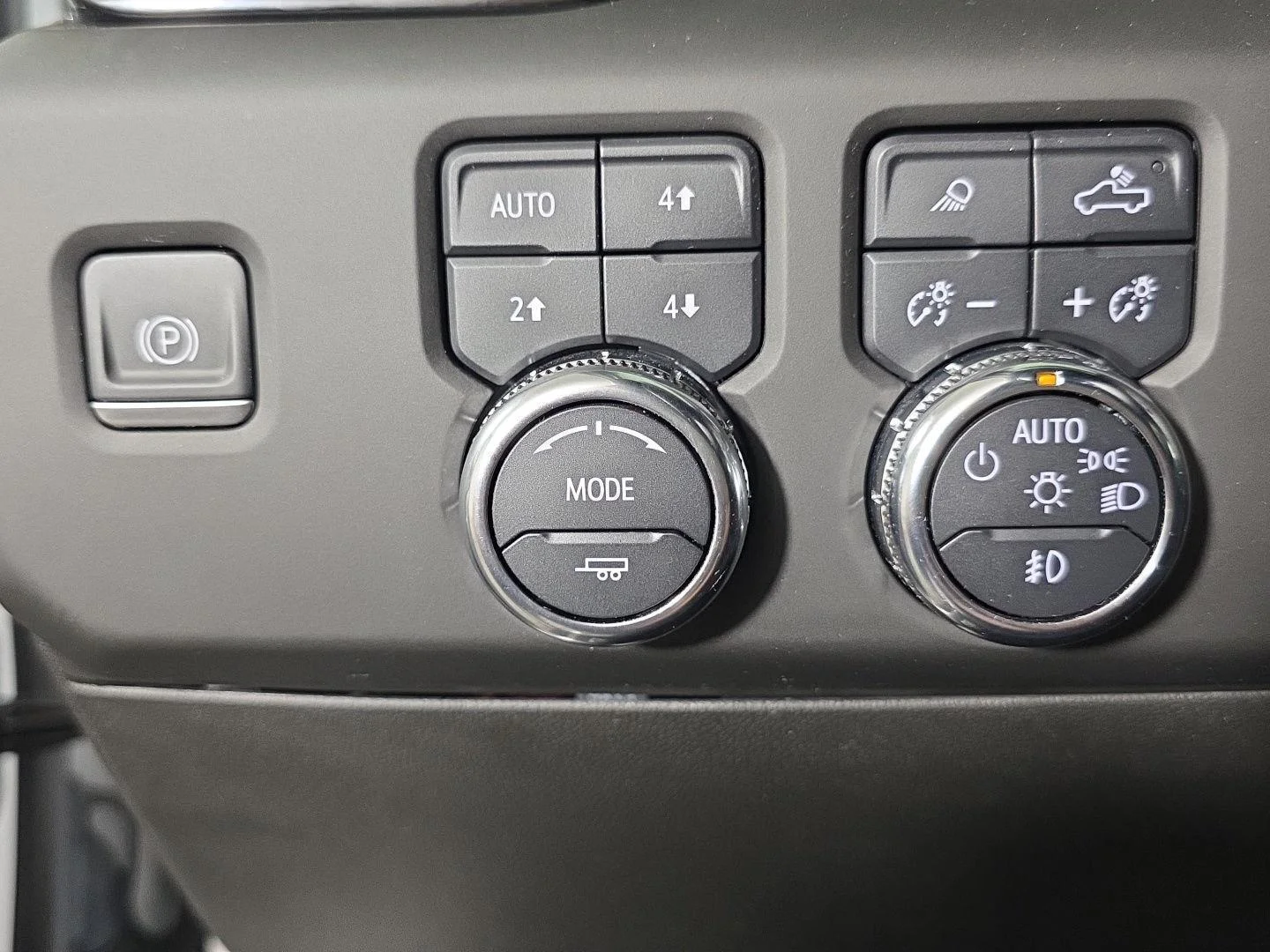 Used 2024 Summit White GMC AT4 image 27