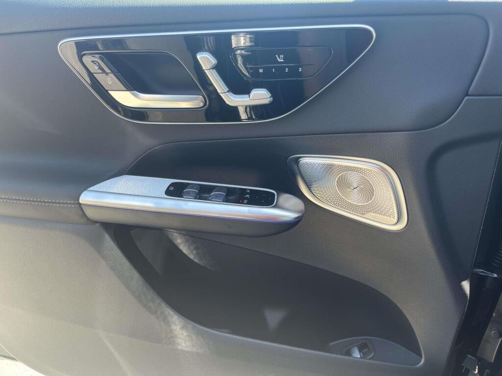 New 2026 2040/Black Mercedes-Benz GLC 300 image 34