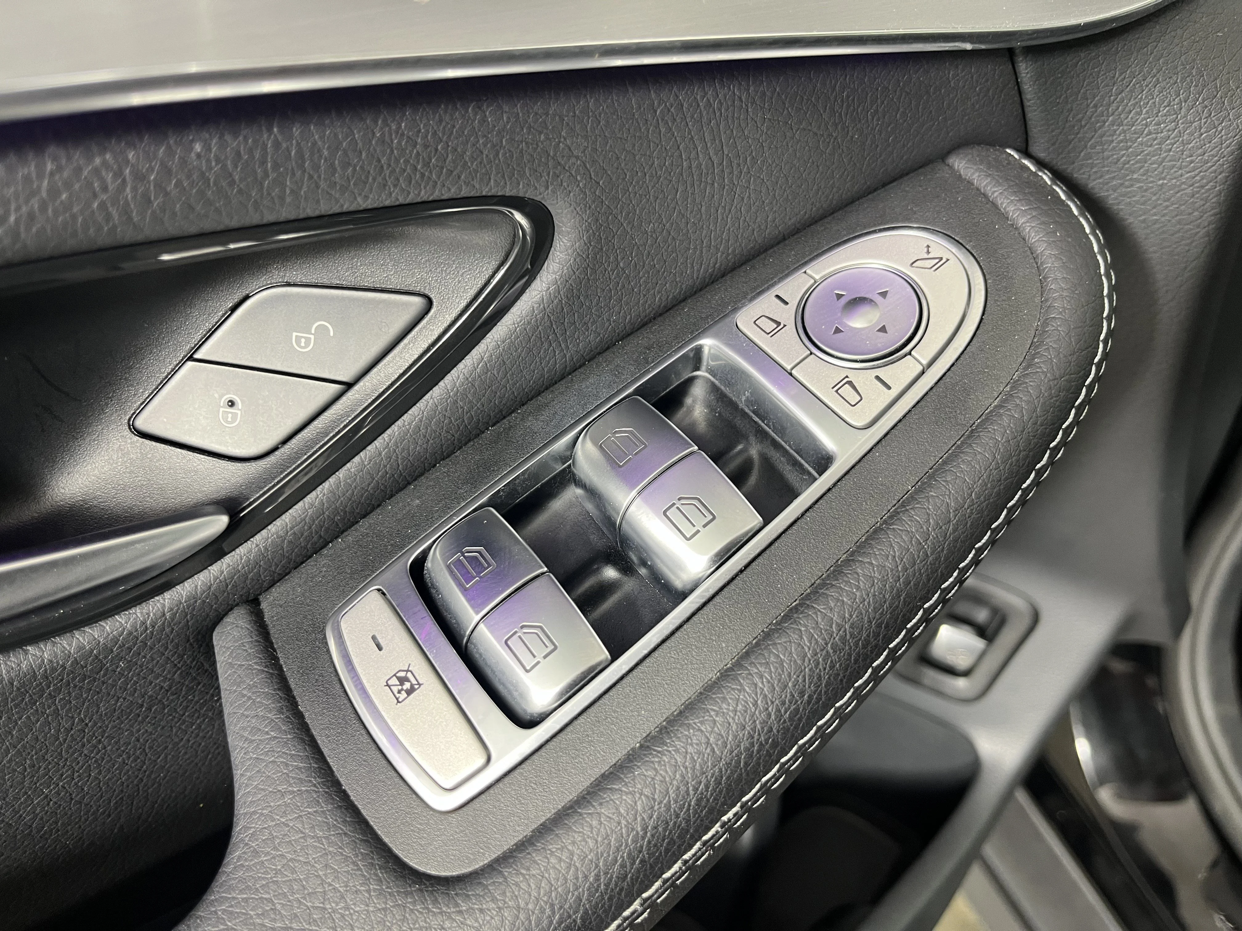 Used 2022 Black Mercedes-Benz GLC 300 image 17