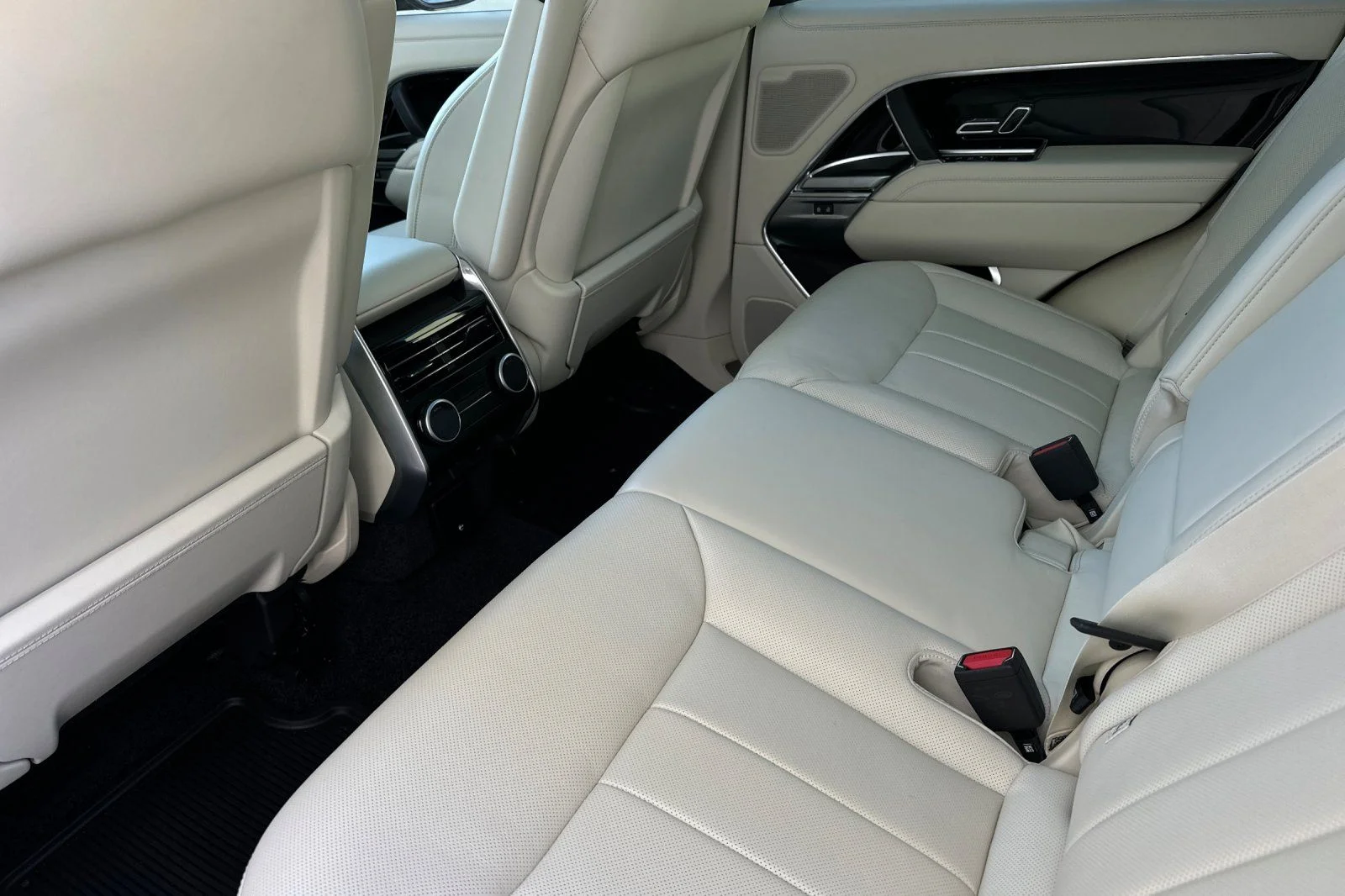 Used 2025  Land Rover SE image 14