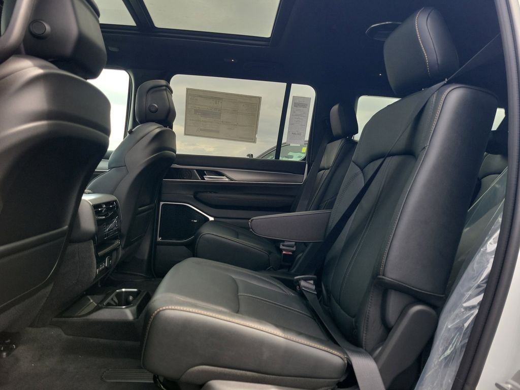 New 2026 Bright White Clear-Coat Exterior Paint Jeep  image 12