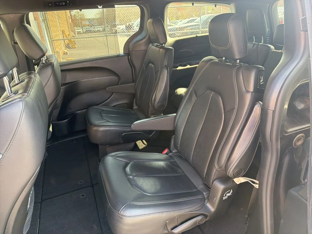 Used 2019 Gray Chrysler Touring L image 22