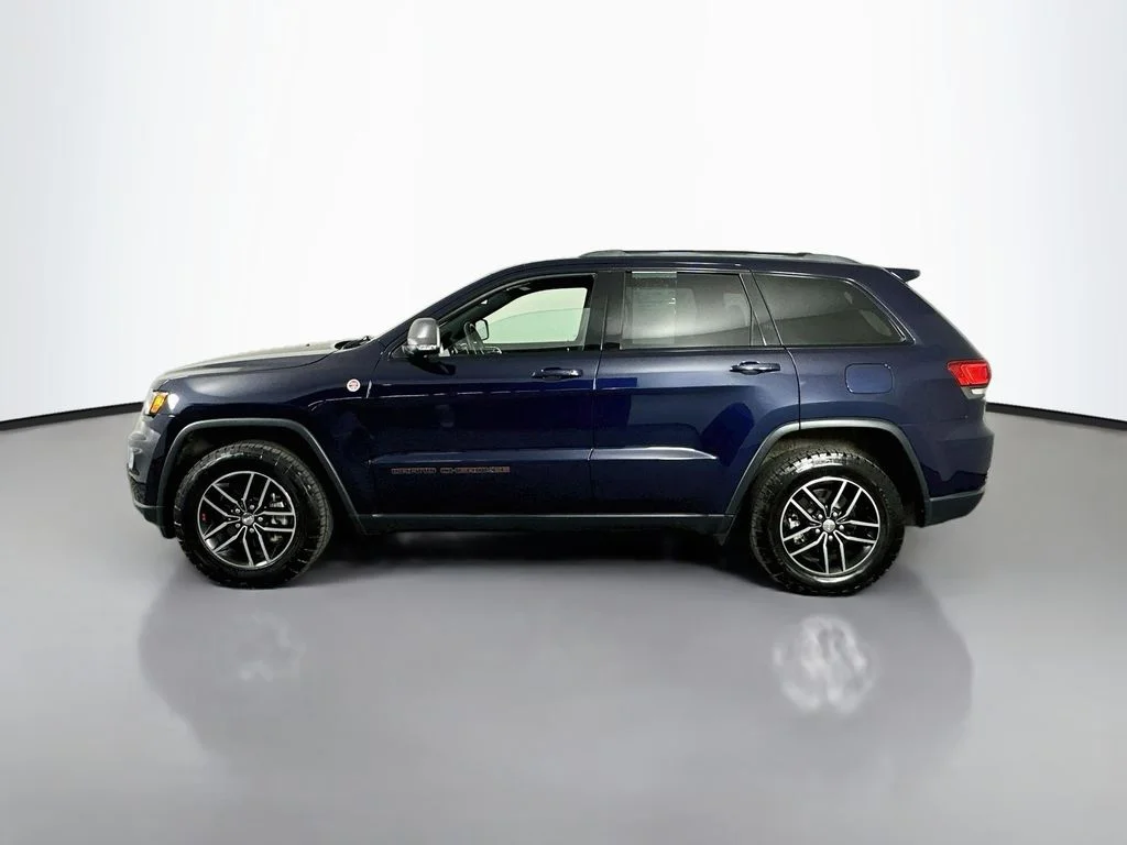 Used 2018 True Blue Pearlcoat Jeep Trailhawk image 5