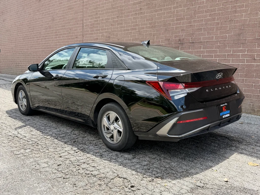 Used 2025 Abyss Black Hyundai SE image 3