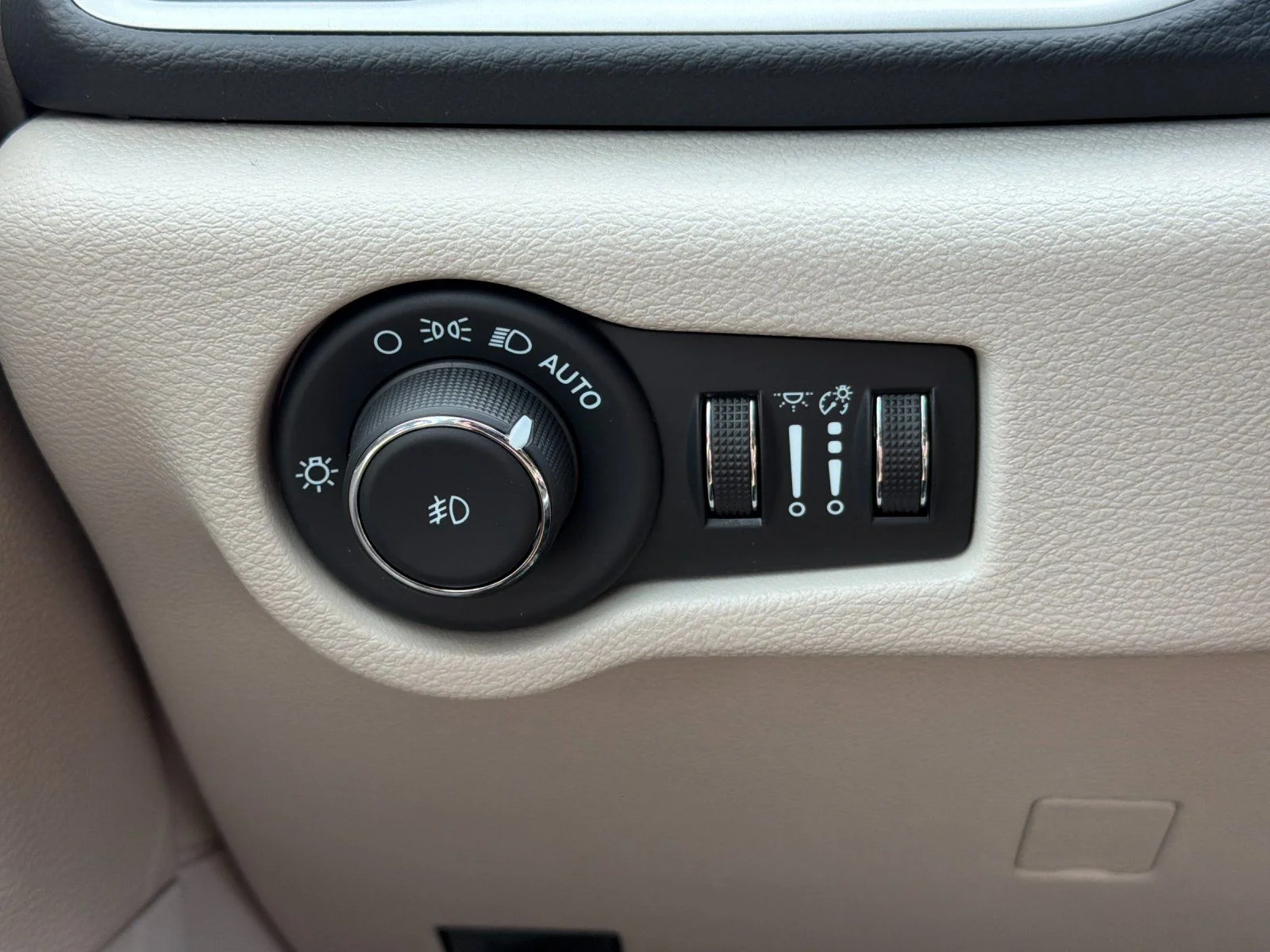 Used 2023 White Chrysler Touring L image 27