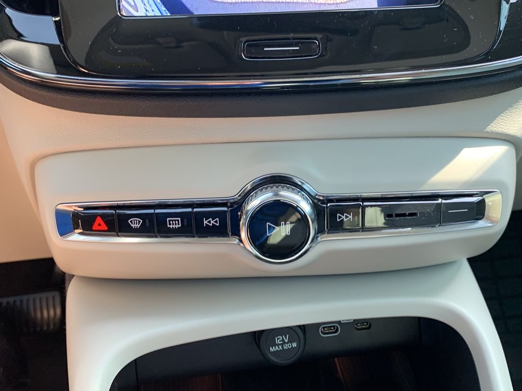 2024 Volvo XC40 Ultimate - Photo 28