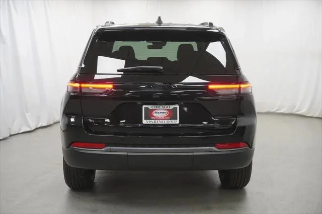 New 2026 Diamond Black Crystal Pearl-Coat Exterior Paint Jeep Laredo image 5