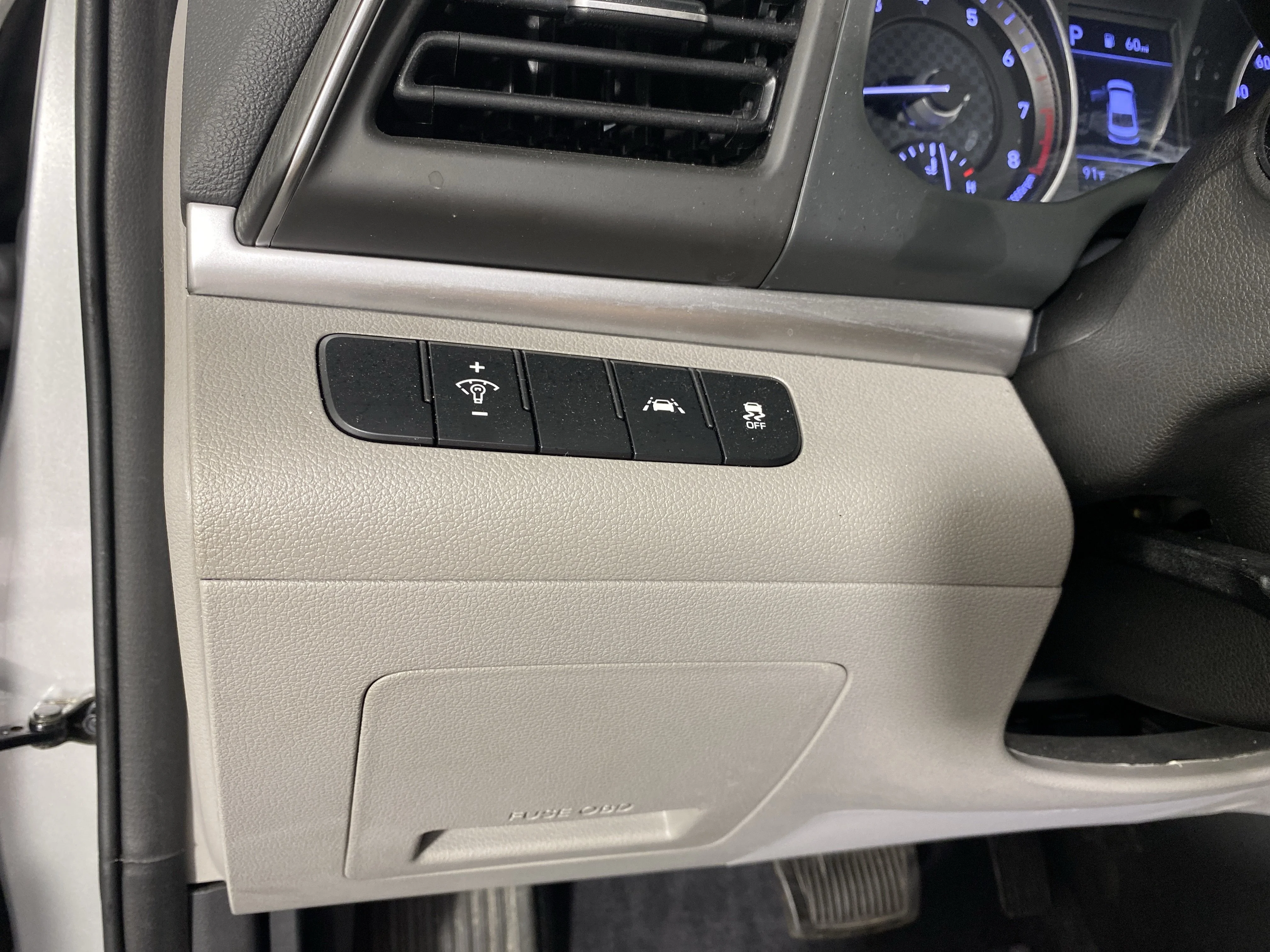 Used 2020 Stellar Silver Hyundai SE image 22