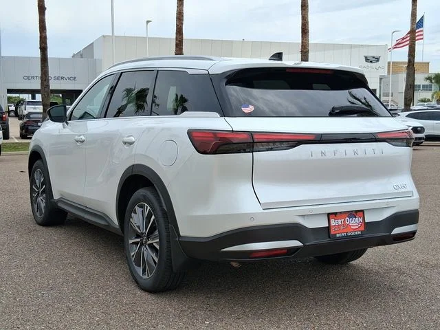 New 2027 RADIANT WHITE INFINITI Luxe FWD image 4