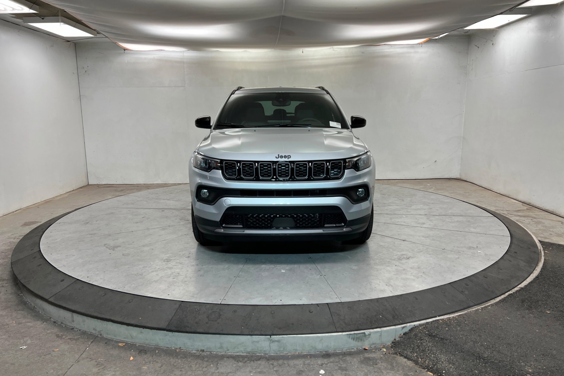 New 2026 Silver Zynith Metallic Clear-Coat Exterior Paint Jeep Latitude Altitude image 9