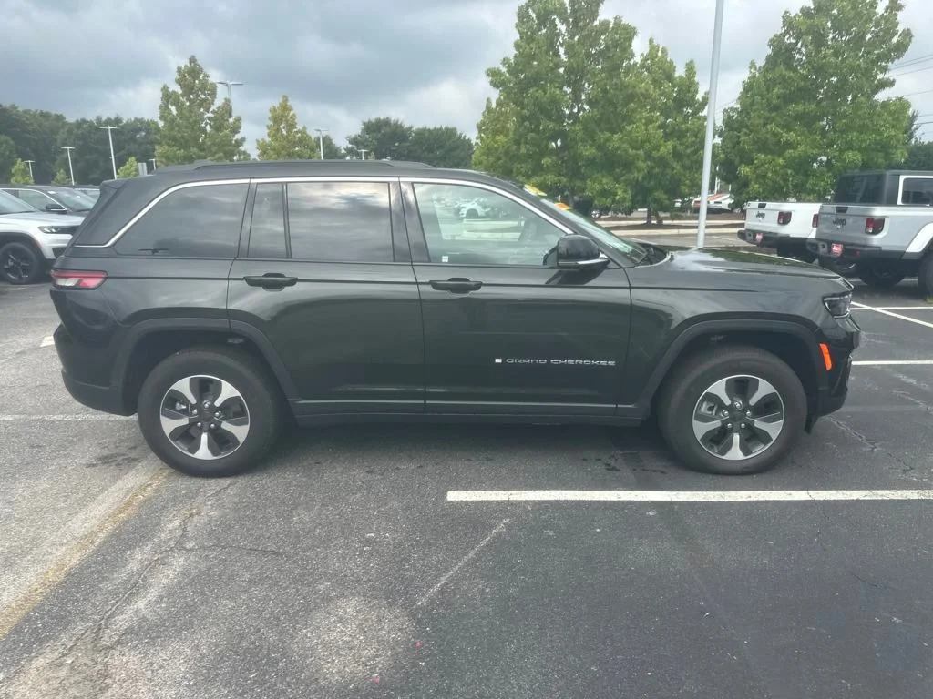 New 2024 Rocky Mountain Pearlcoat Jeep 4xe image 12