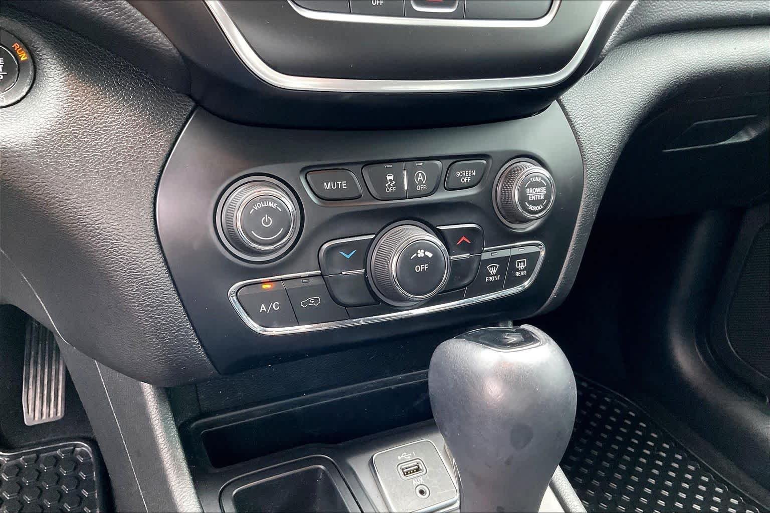 Used 2019 Granite Crystal Metallic Clearcoat Jeep Altitude image 33