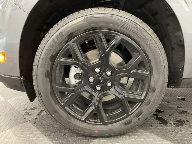 New 2026 Carbonized Gray Metallic Ford XLT image 10