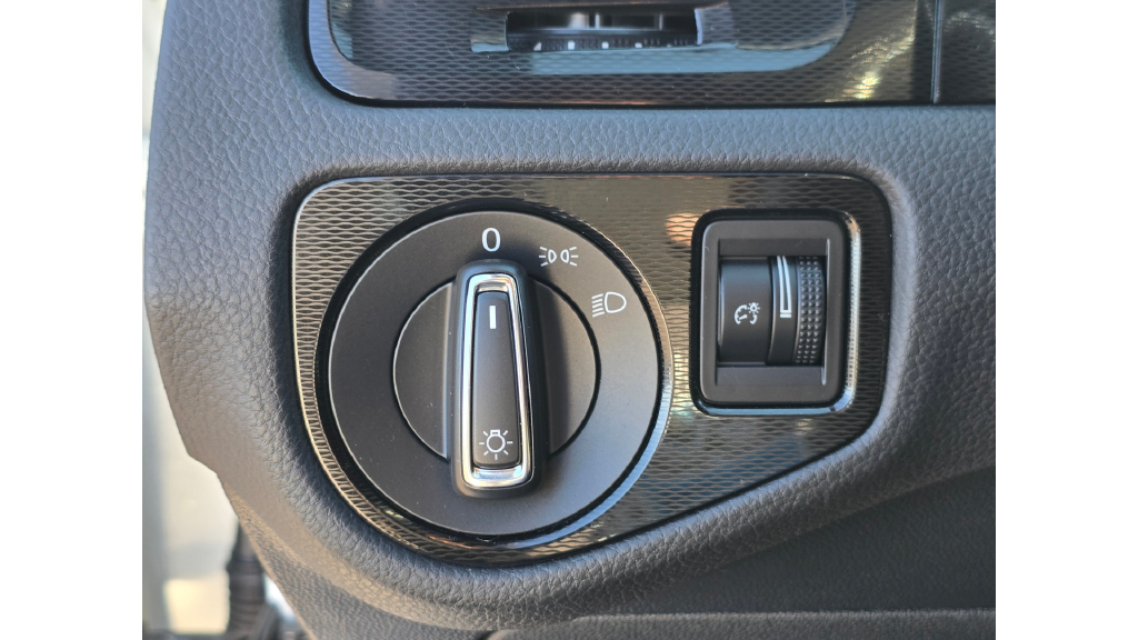 Used 2017  Volkswagen Sport image 51