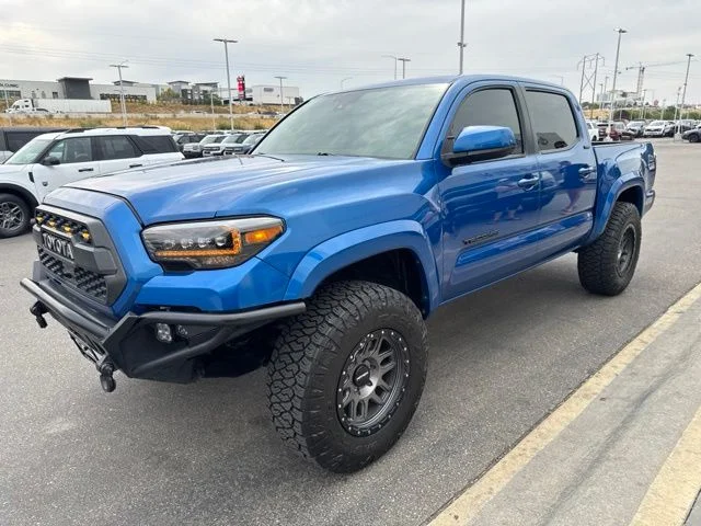 Used 2018 Blue Toyota SR5 image 3