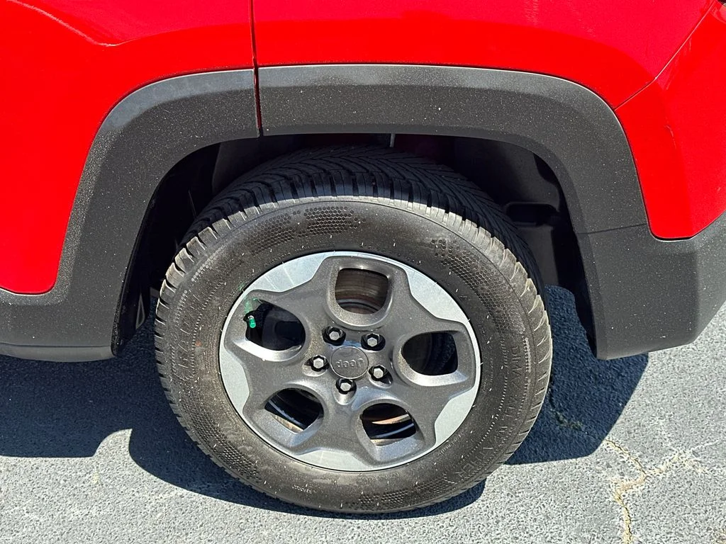 Used 2018 Red Jeep Latitude image 19
