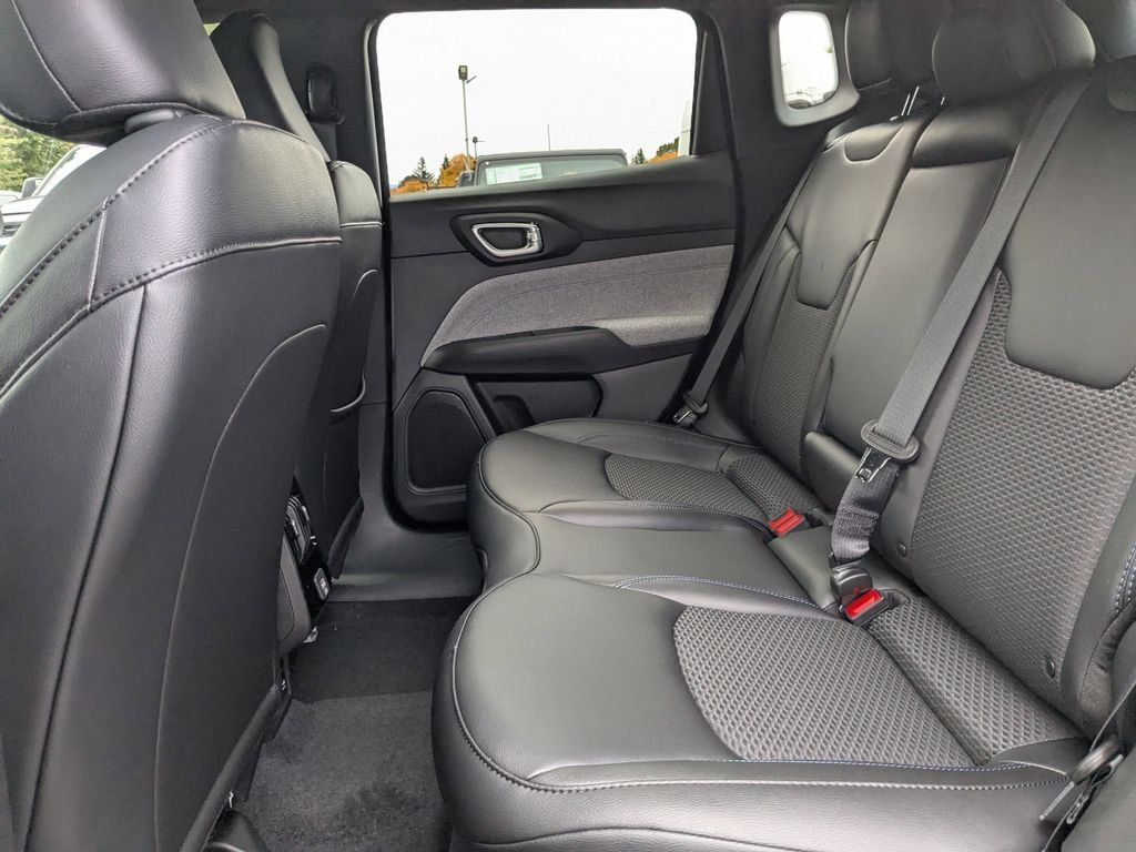 Used 2026 Diamond Black Crystal Pearlcoat Jeep Latitude image 15