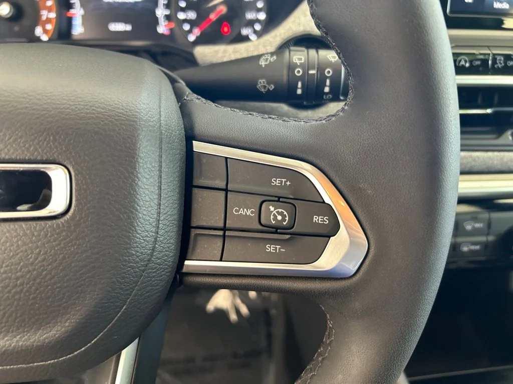 Used 2025 Blue Jeep Latitude image 42