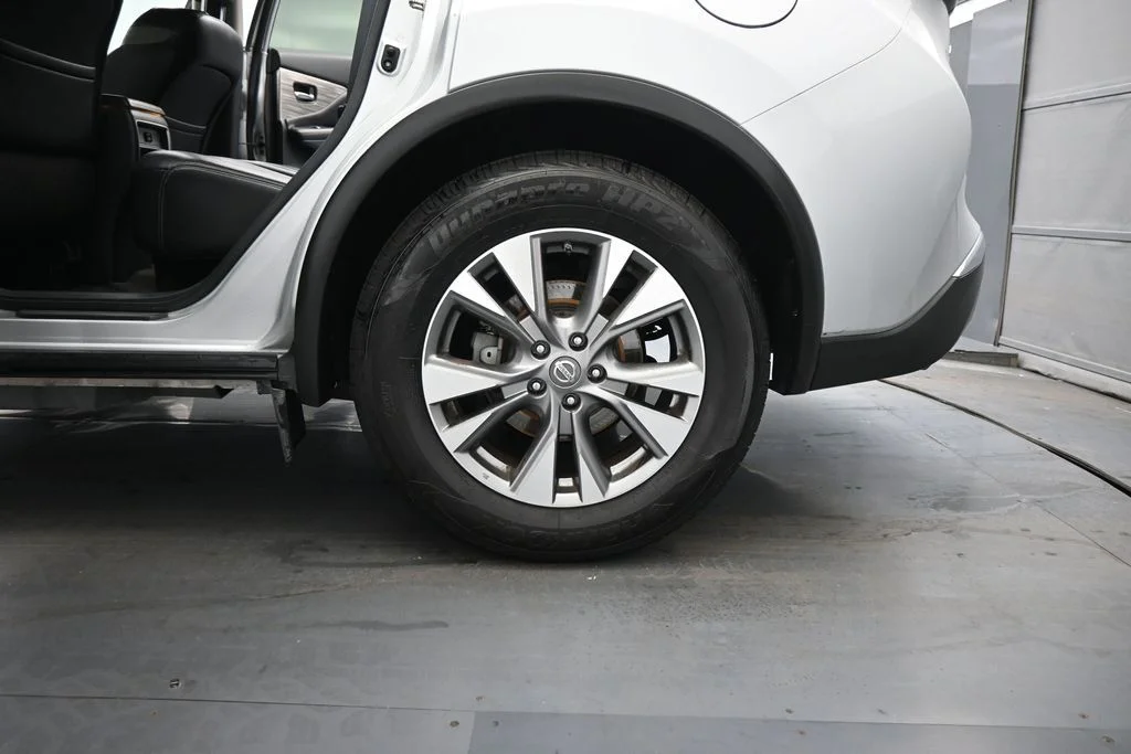 Used 2016 Silver Nissan SL image 18