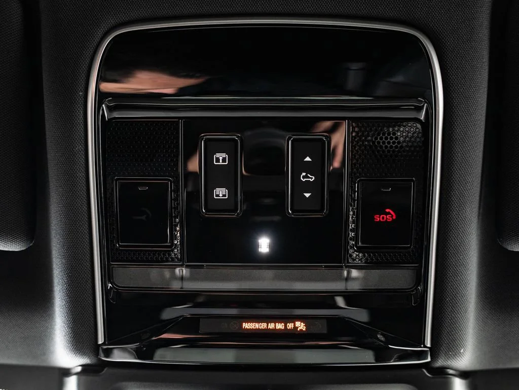 New 2026 Santorini Black Metallic Land Rover Dynamic SE image 39