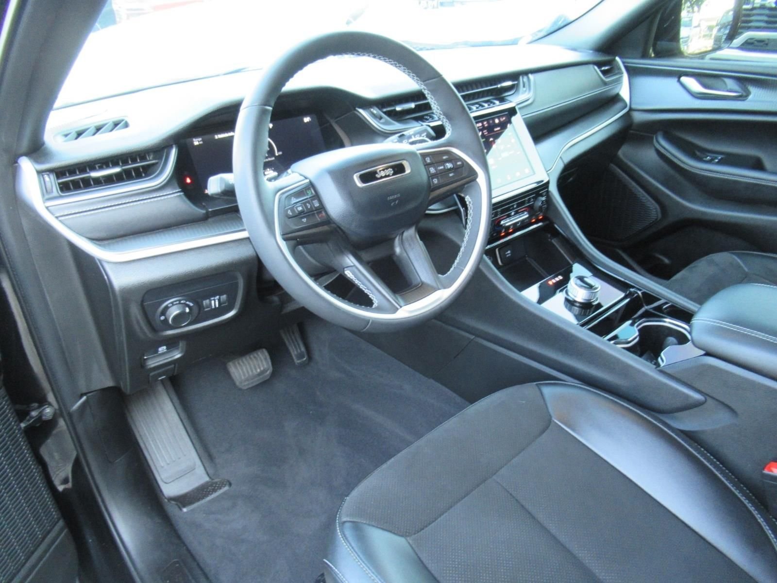 Used 2023 Black Jeep Altitude X image 15