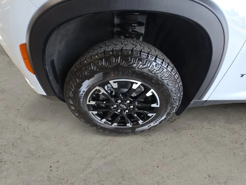 Used 2026 Polar White Tricoat Chevrolet Z71 image 9