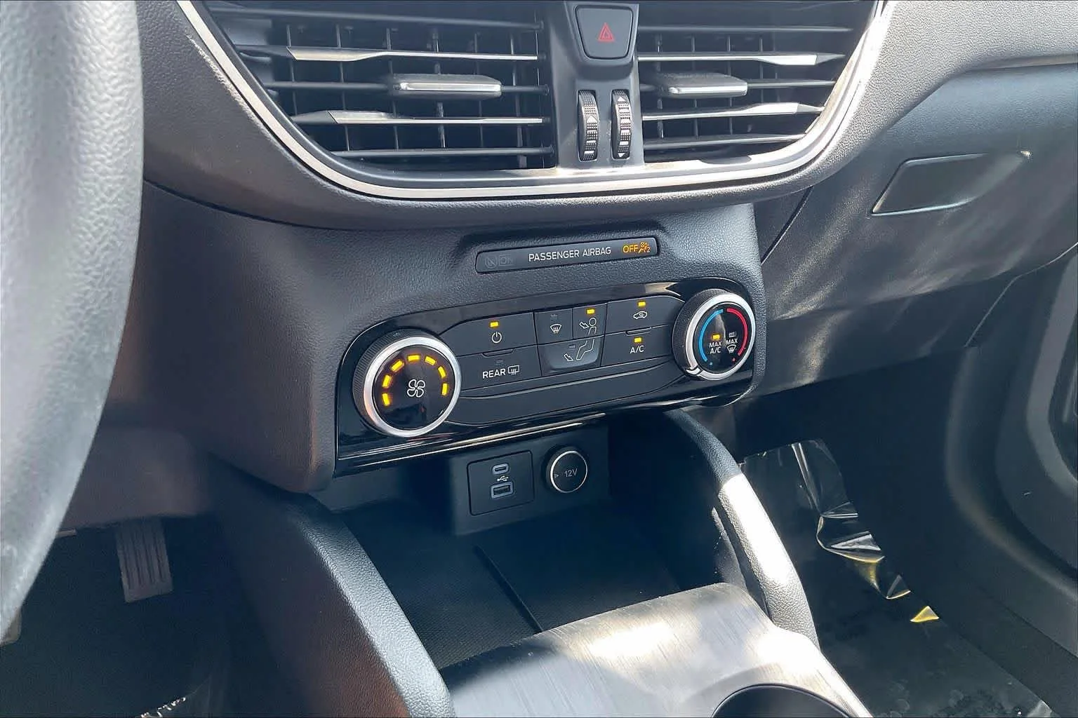 Used 2021 Agate Black Metallic Ford SE image 32