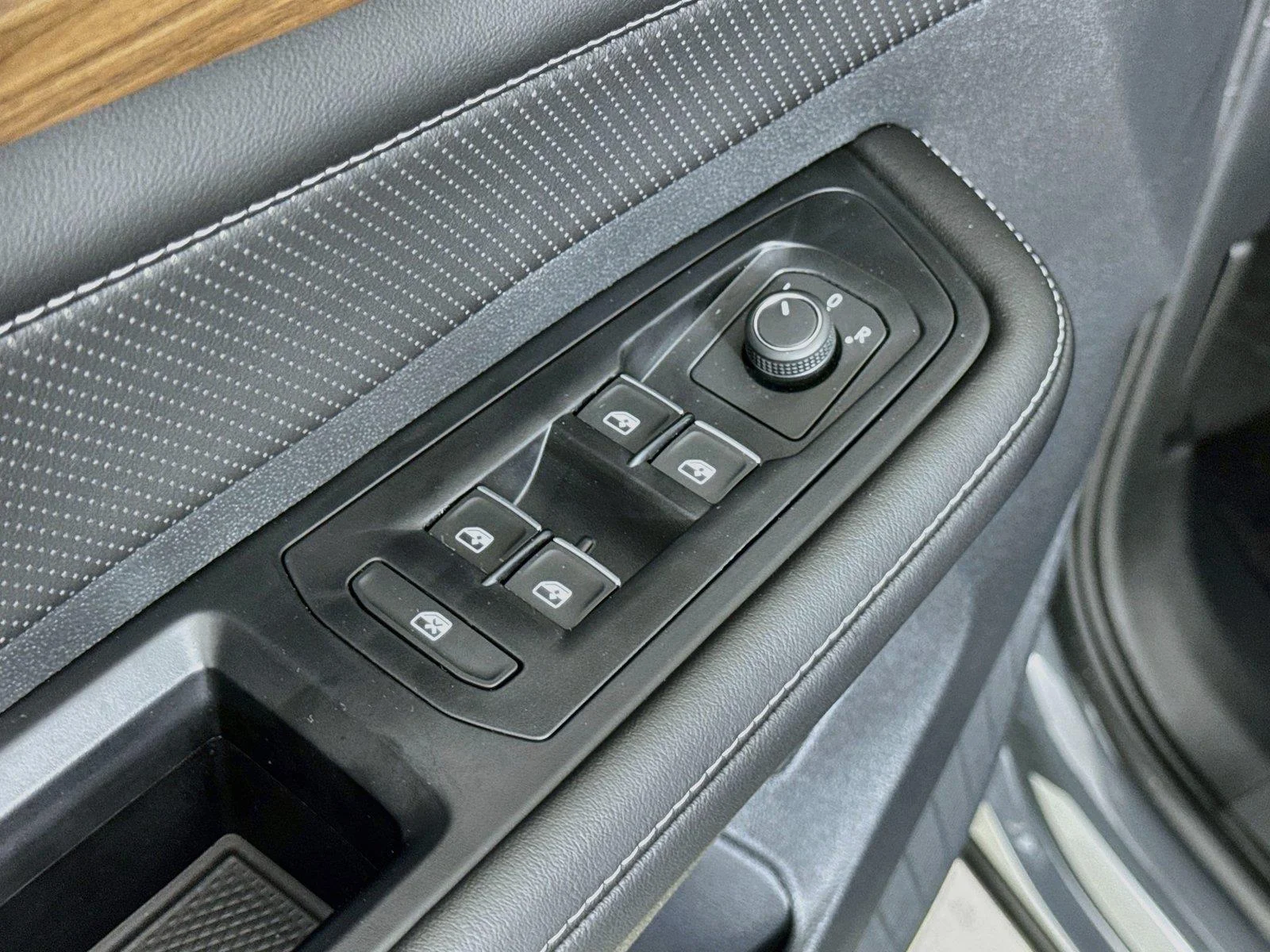 New 2026 Pure Gray Volkswagen 2.0T SE w/Technology image 17