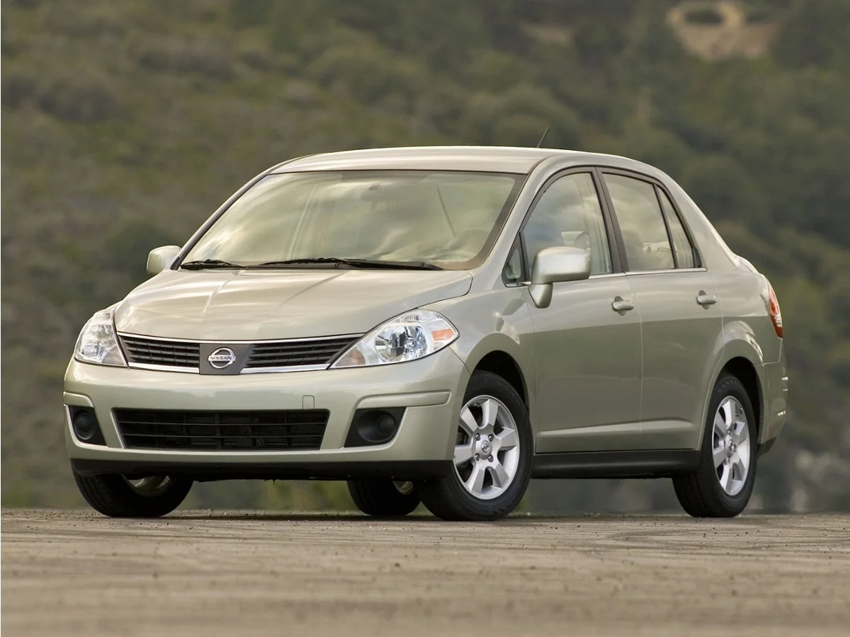 2010 Nissan Versa 1.6 M/T's photo