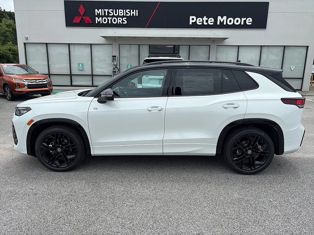 New 2026 Opal White w/ Deep Black Roof Volkswagen SE R-Line Black FWD image 3